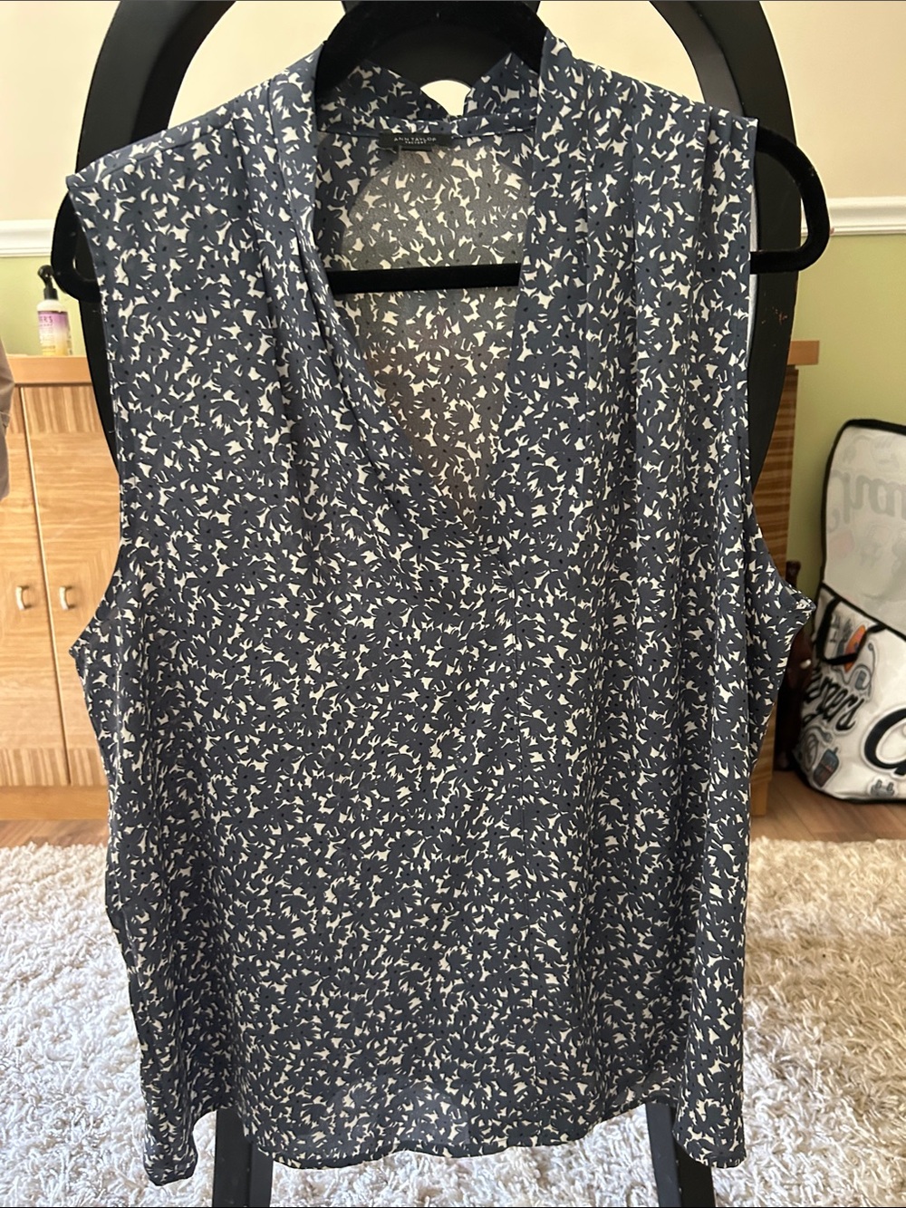 Anntaylor Sleeveless Navy and White Patterned V-Neck Shell Top